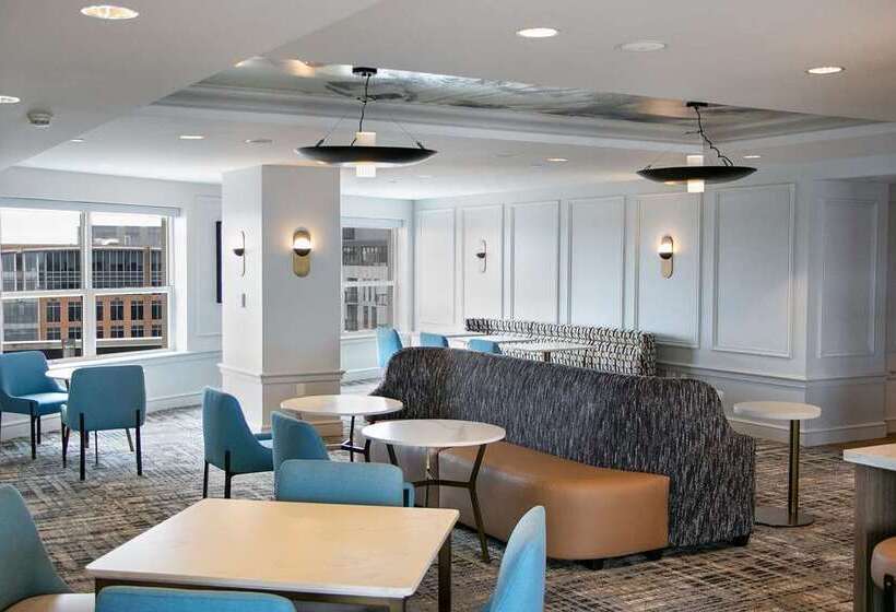 هتل Hilton Madison Monona Terrace