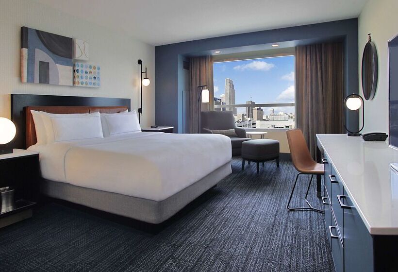 هتل Hilton Omaha