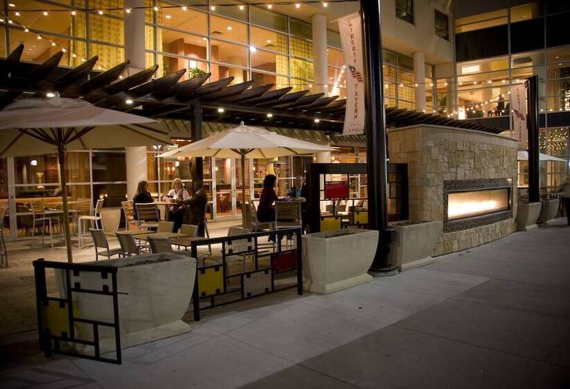 هتل Hilton Omaha