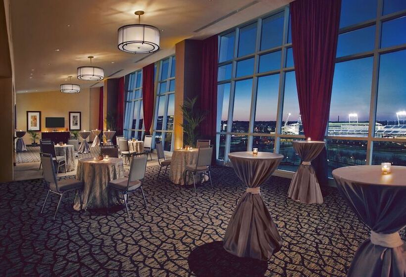 هتل Hilton Omaha