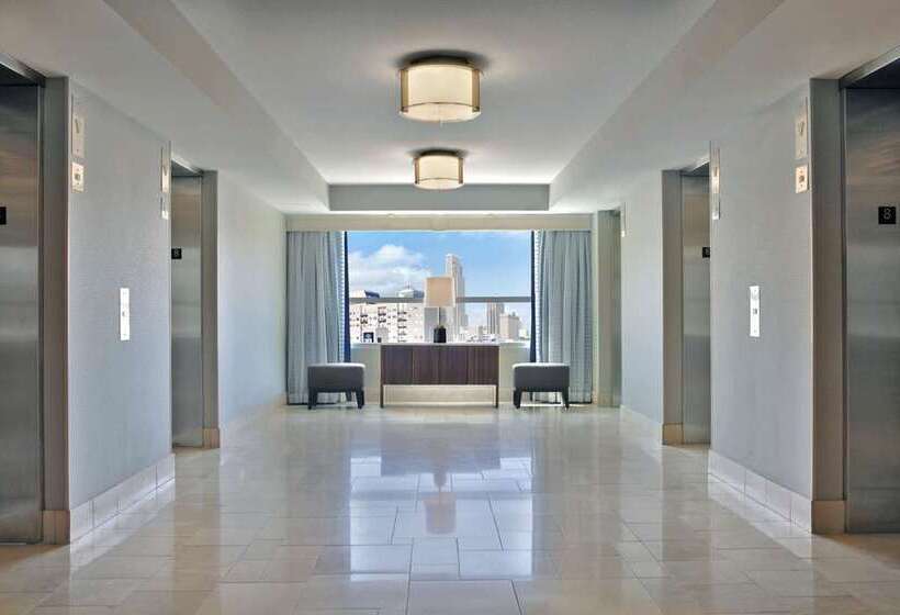 هتل Hilton Omaha