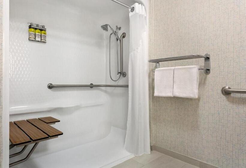 هتل Holiday Inn Express & Suites Philadelphia   Mt Laurel, An Ihg