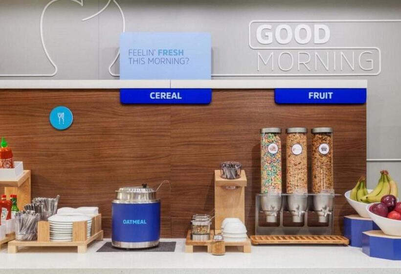 هتل Holiday Inn Express & Suites Philadelphia   Mt Laurel, An Ihg