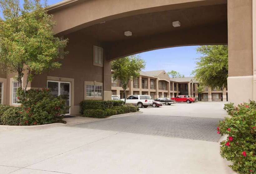 Отель Howard Johnson By Wyndham Grand Prairie Near Lone Star Park