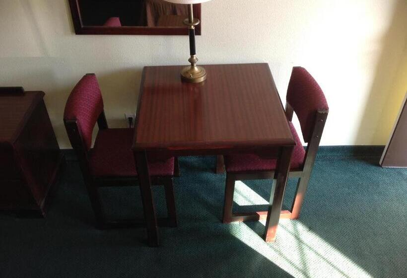 Отель Howard Johnson By Wyndham Grand Prairie Near Lone Star Park