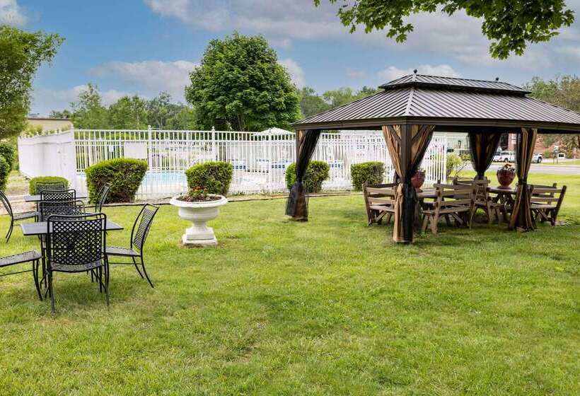 هتل Howard Johnson By Wyndham Lenox