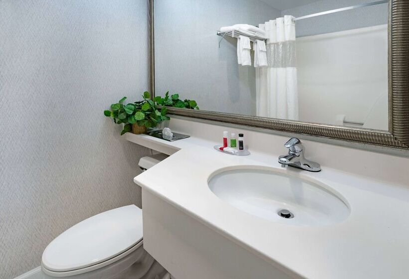 هتل Howard Johnson By Wyndham Lenox