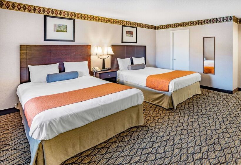 هتل Howard Johnson By Wyndham Lenox