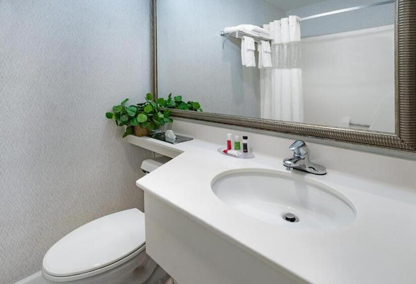 هتل Howard Johnson By Wyndham Lenox