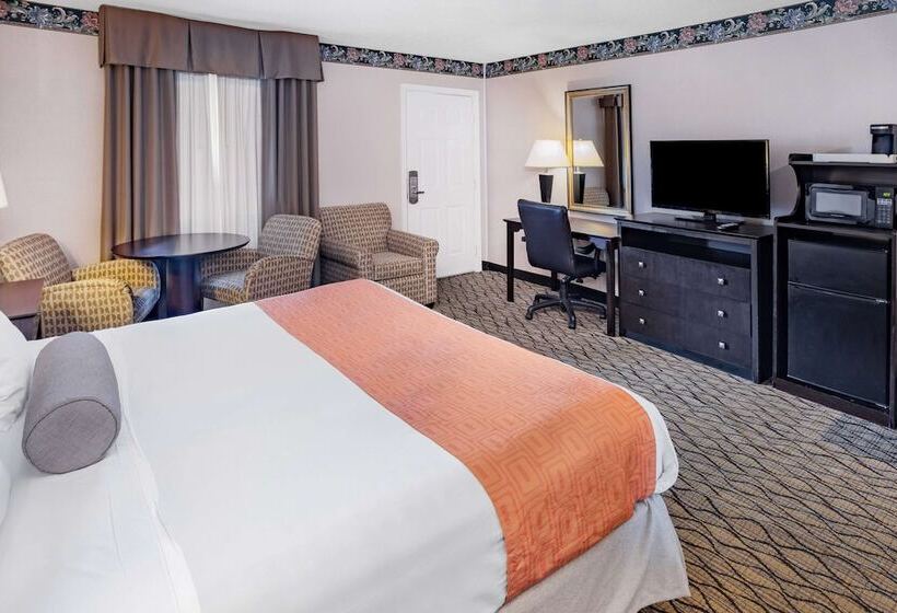 هتل Howard Johnson By Wyndham Lenox