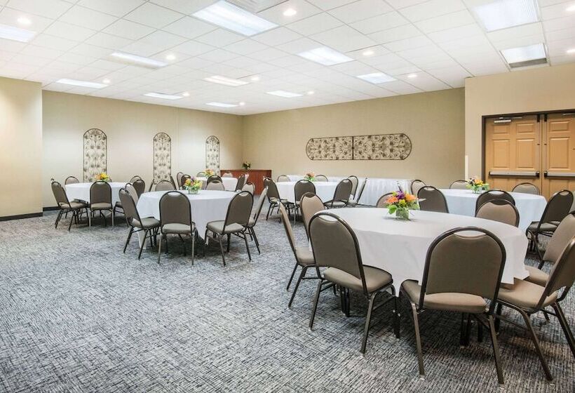 هتل Elevation Inn & Suites, Trademark Collection By Wyndham