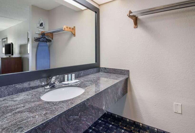 Отель Quality Inn