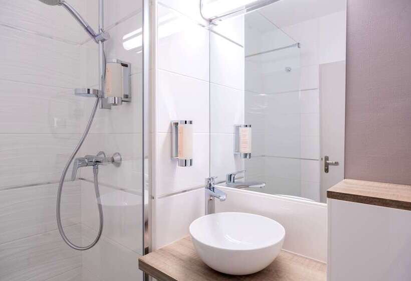 هتل Le Circuit Le Mans