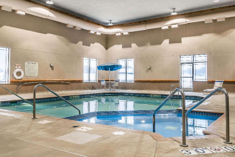 בית מלון כפרי Rodeway Inn & Suites