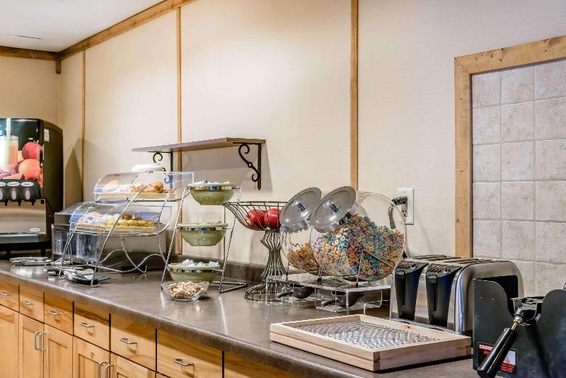 בית מלון כפרי Rodeway Inn & Suites
