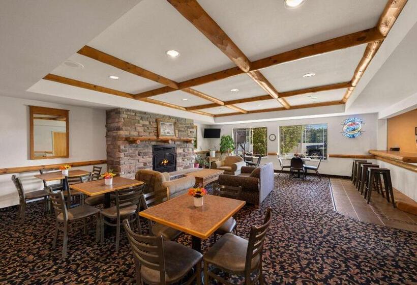 בית מלון כפרי Rodeway Inn & Suites