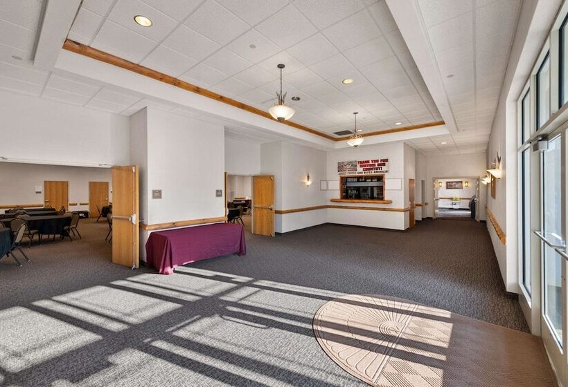 בית מלון כפרי Rodeway Inn & Suites