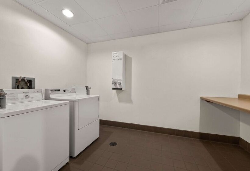 בית מלון כפרי Rodeway Inn & Suites