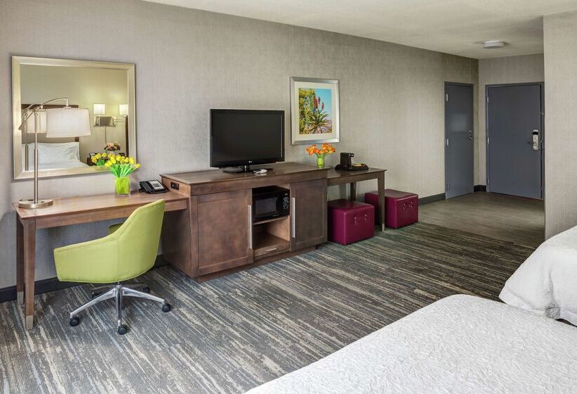 בית מלון כפרי Hampton Inn & Suites Palm Desert