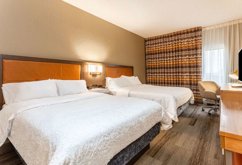 هتل Hampton Inn Cedar Rapids