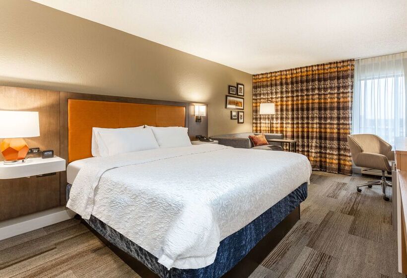 هتل Hampton Inn Cedar Rapids