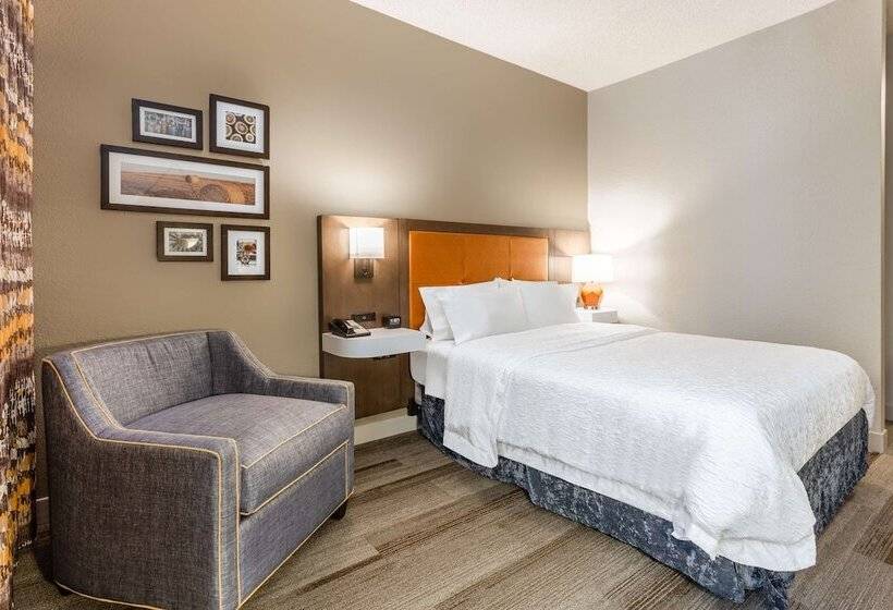 هتل Hampton Inn Cedar Rapids