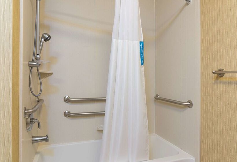 هتل Hampton Inn East Lansing