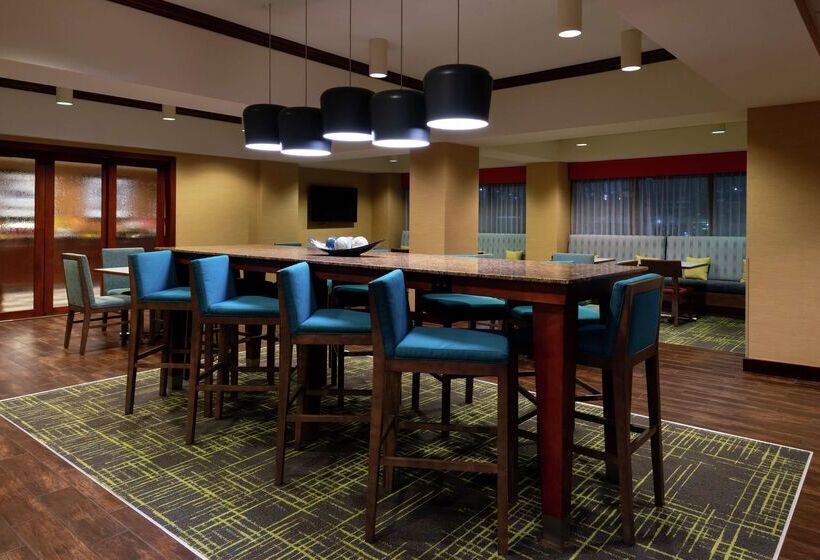 هتل Hampton Inn Greensboro Airport