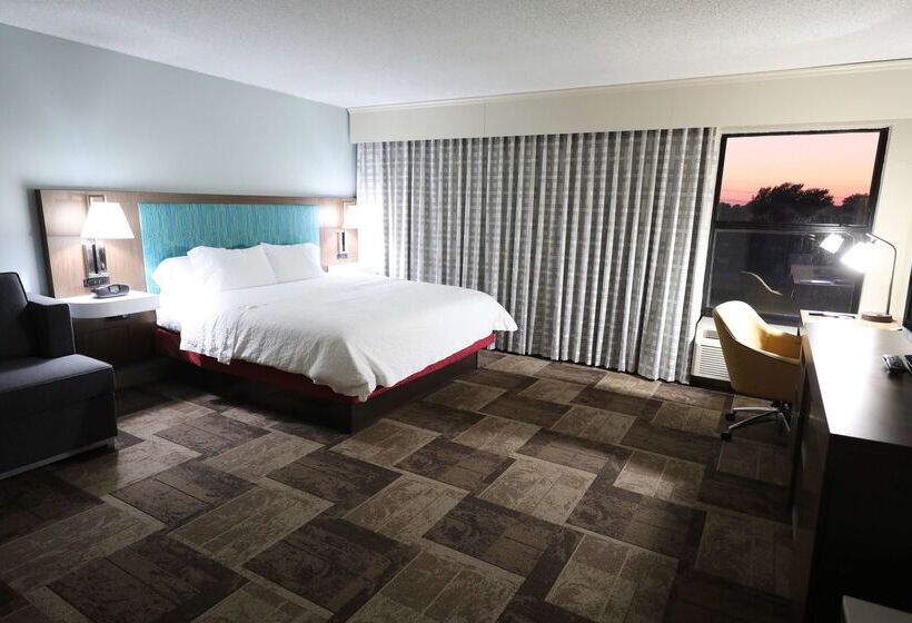 Отель Hampton Inn Hutchinson