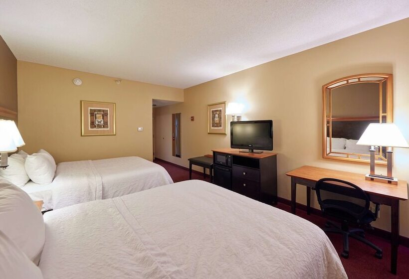 Отель Hampton Inn Massillon