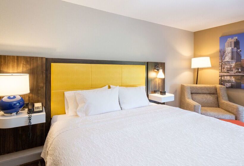 בית מלון כפרי Hampton Inn & Suites Raleigh Cary Lenovo Center