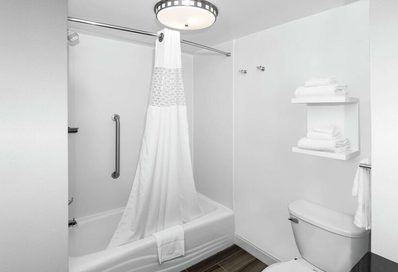 בית מלון כפרי Hampton Inn & Suites Raleigh Cary Lenovo Center