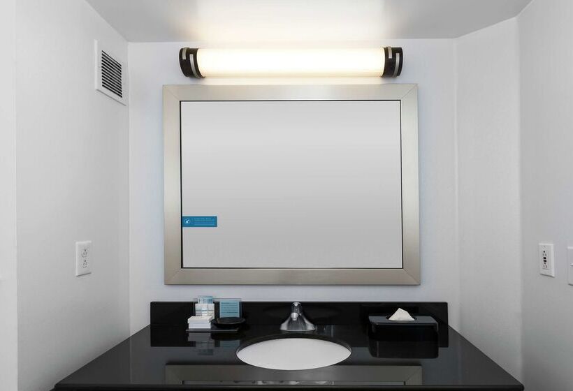 בית מלון כפרי Hampton Inn & Suites Raleigh Cary Lenovo Center