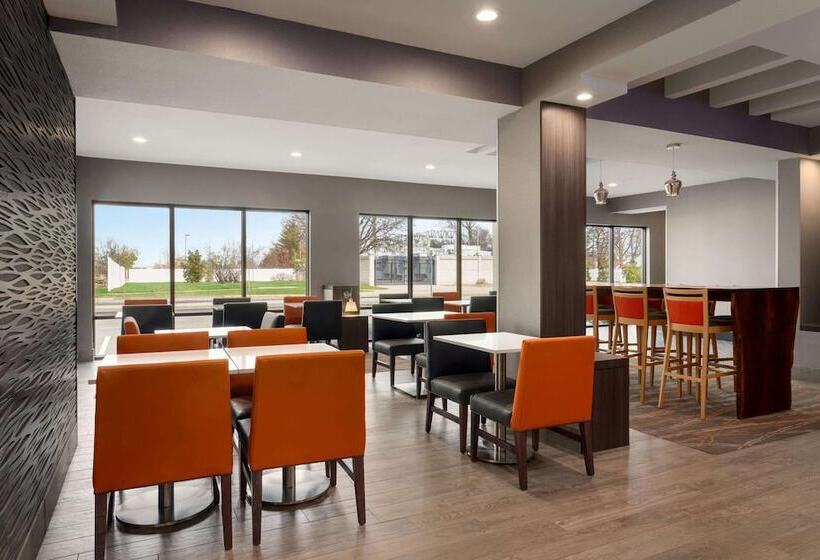 בית מלון כפרי La Quinta Inn & Suites By Wyndham St Louis Route 66