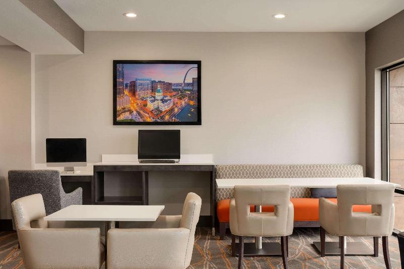 בית מלון כפרי La Quinta Inn & Suites By Wyndham St Louis Route 66