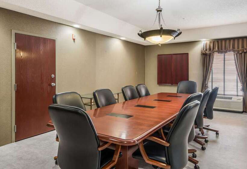 בית מלון כפרי Quality Inn & Suites Quincy  Downtown