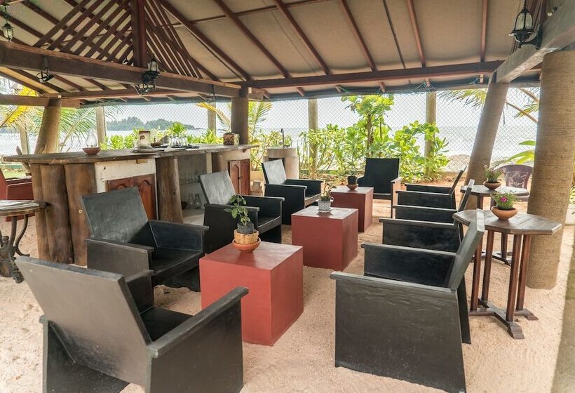 Отель Les Beach Chalets