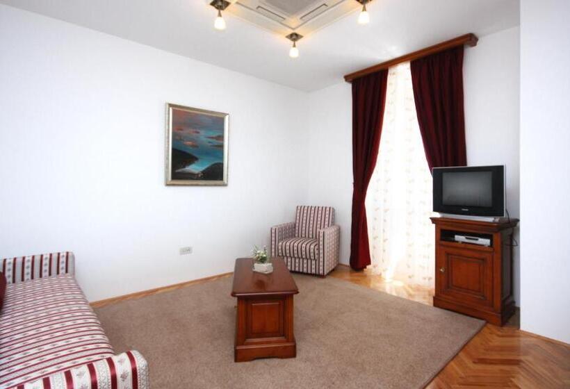 膳宿费 Rooms With A Swimming Pool Tisno, Murter   3219