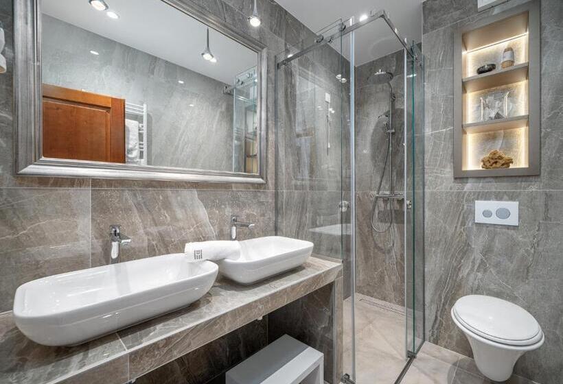 膳宿费 Rooms With A Swimming Pool Tisno, Murter   3219