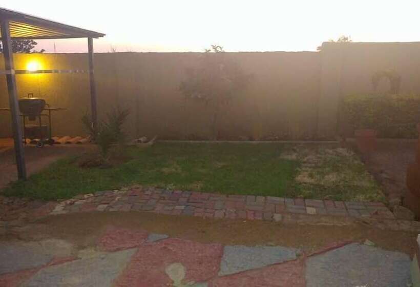 تختخواب و صبحانه Sharons Guesthouse