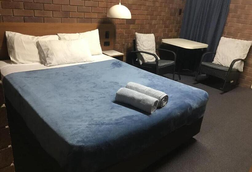 모텔 Golden West Motor Inn