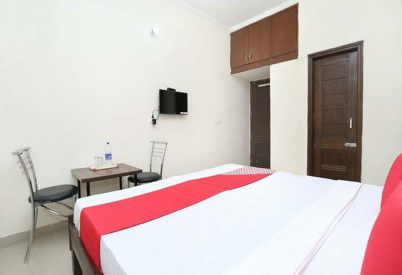 펜션 Satyam Home Stay By Oyo Rooms