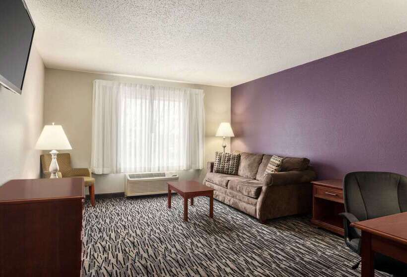 هتل Baymont By Wyndham Springfield I44