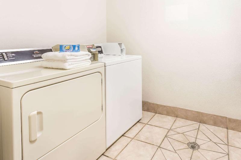 Boarders Inn & Suites By Cobblestone Hotels   Brush
