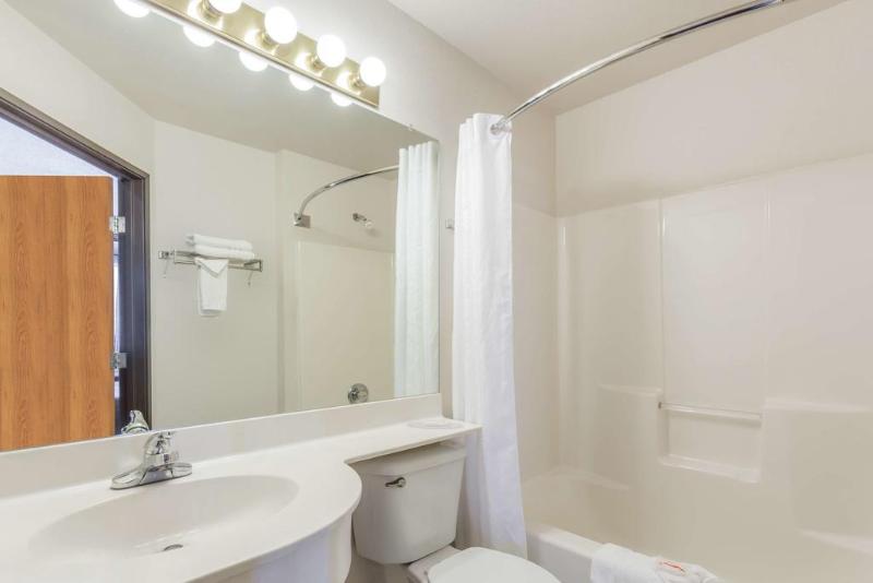 Boarders Inn & Suites By Cobblestone Hotels   Brush