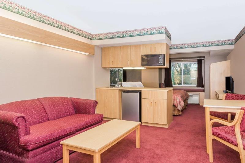 Boarders Inn & Suites By Cobblestone Hotels   Brush