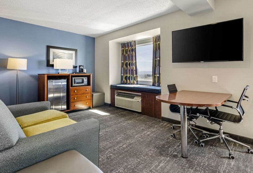 هتل Clarion Pointe Staunton East