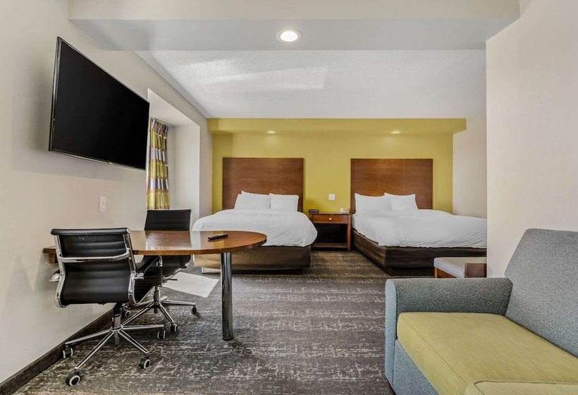 هتل Clarion Pointe Staunton East