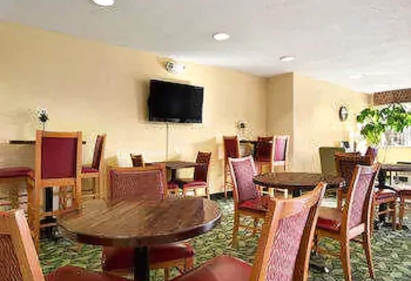 בית מלון כפרי Days Inn & Suites By Wyndham Lafayette In