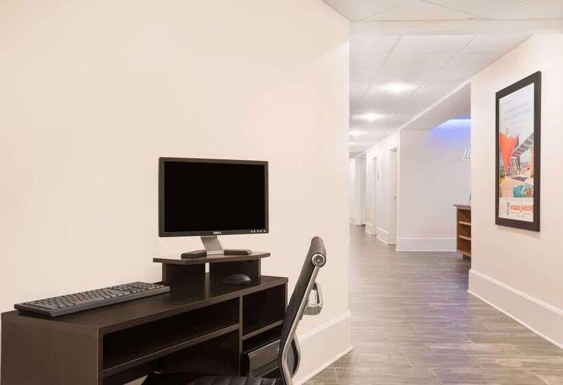 هتل Howard Johnson By Wyndham Quincy/ Boston